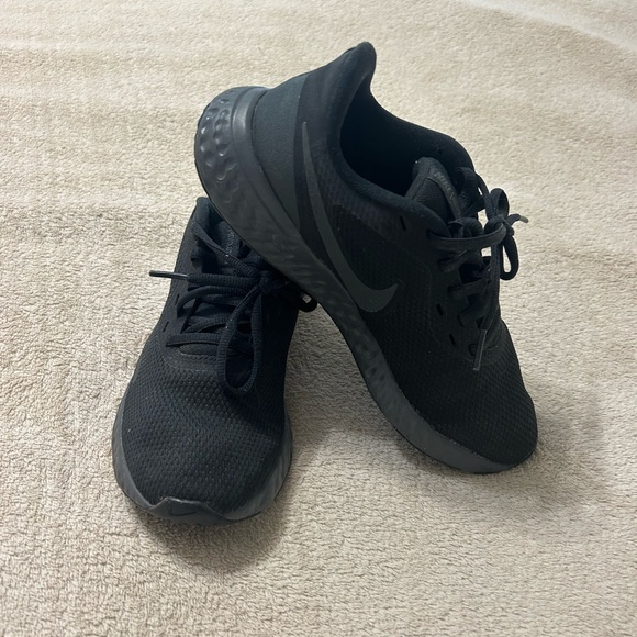 Women’s Size 7.5 Nike Revolution Running Shoes - Picture 1 of 7